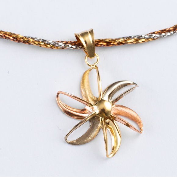 Quiet luxury 14K tricolor mesh choker length necklace & tricolor floral pendant - Picture 3 of 16